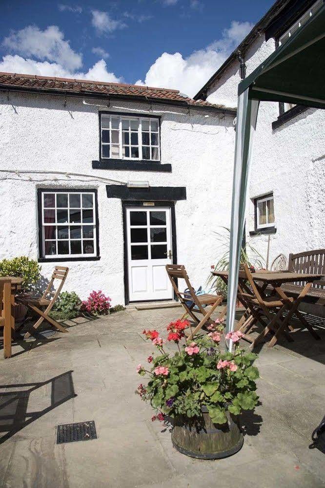 The Greyhound Inn Bedale Bagian luar foto